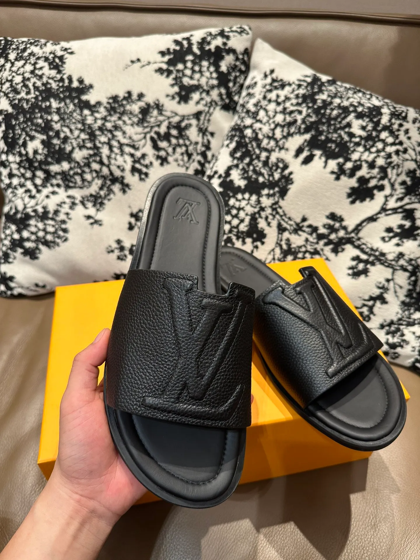 Men's shoes💰360💰 New LV slippers hot sale🩴 Full cowhide surface, cowhide lining, cowhide feet, size 36-46